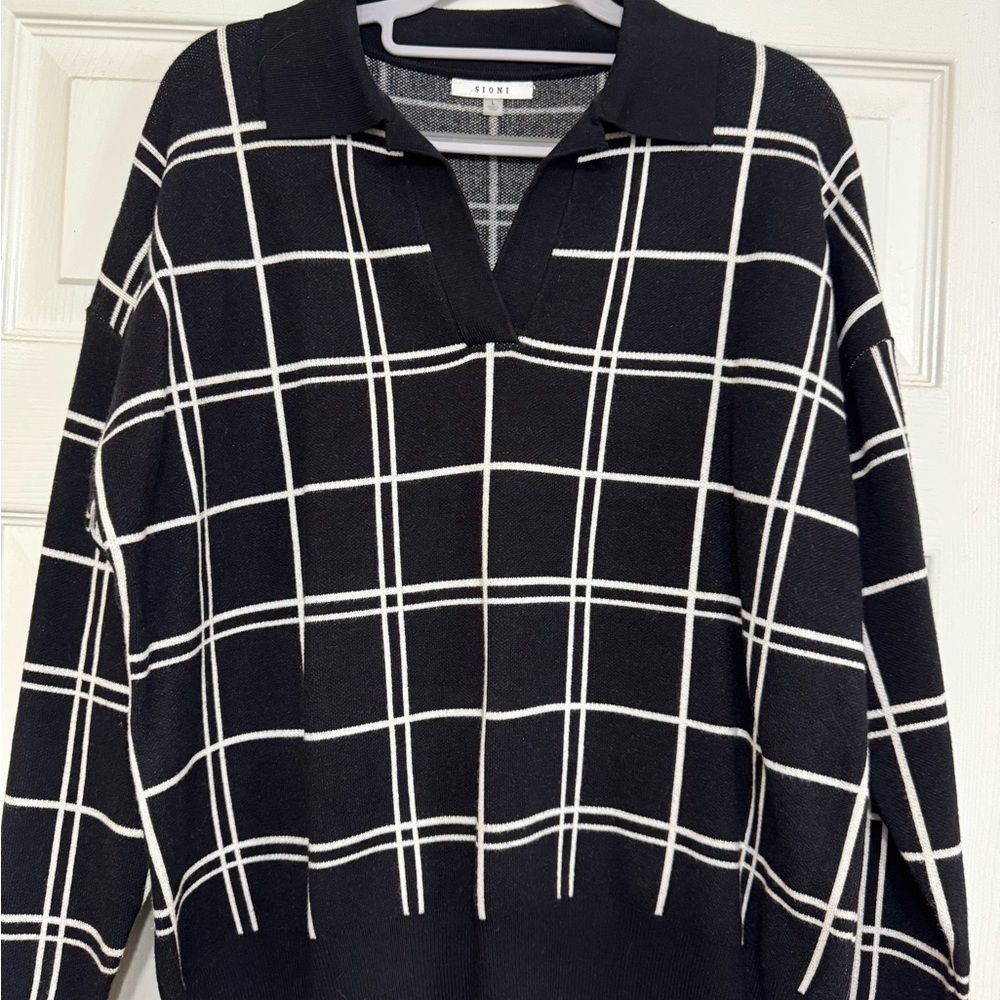 Sioni Black and White V-Neck Sweater